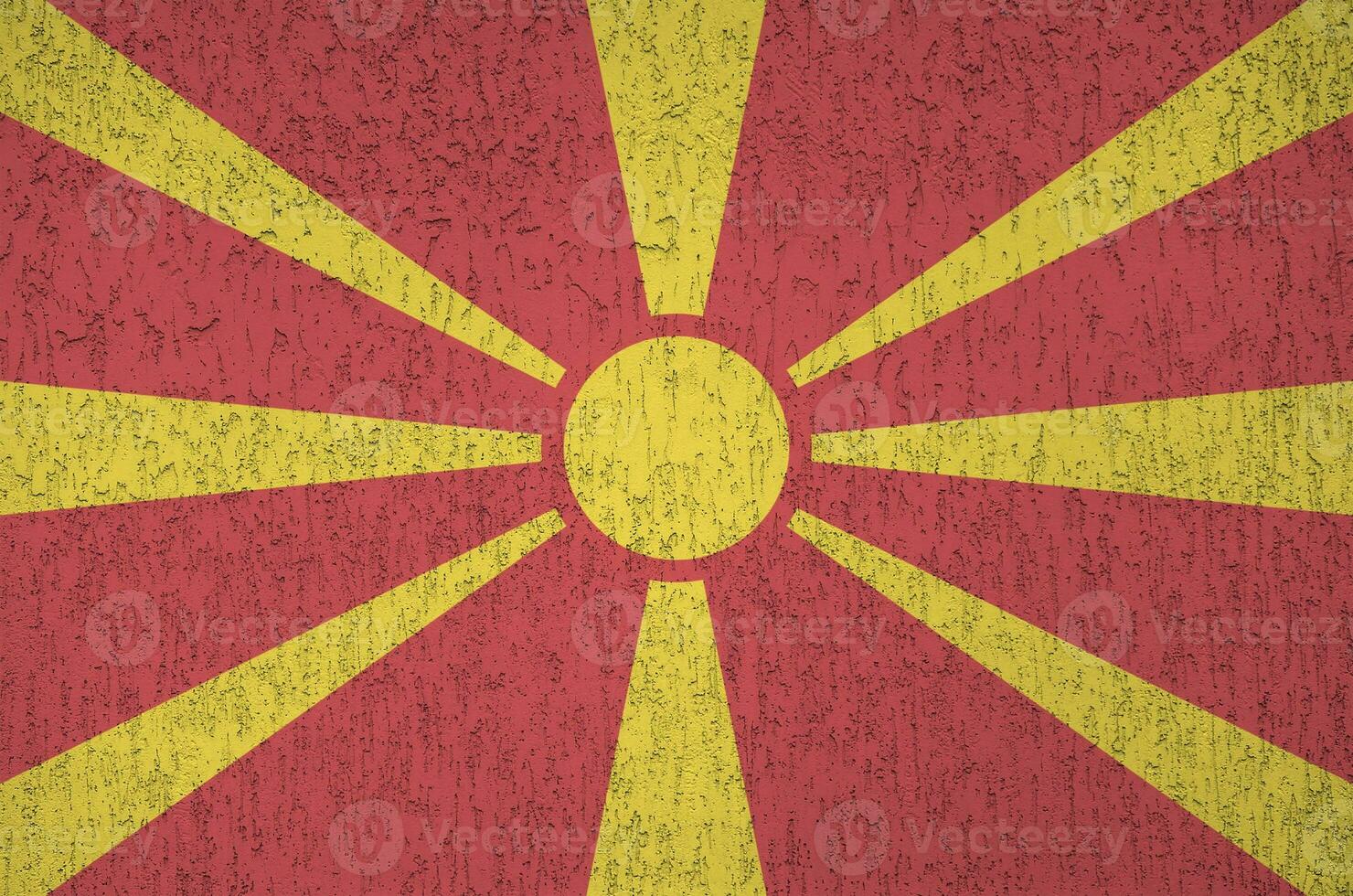 Macedonië vlag afgebeeld in helder verf kleuren Aan oud Verlichting bepleistering muur. getextureerde banier Aan ruw achtergrond foto