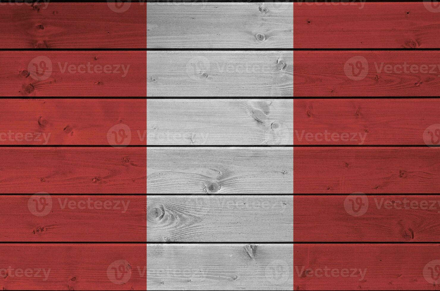 Peru vlag afgebeeld in helder verf kleuren Aan oud houten muur. getextureerde banier Aan ruw achtergrond foto