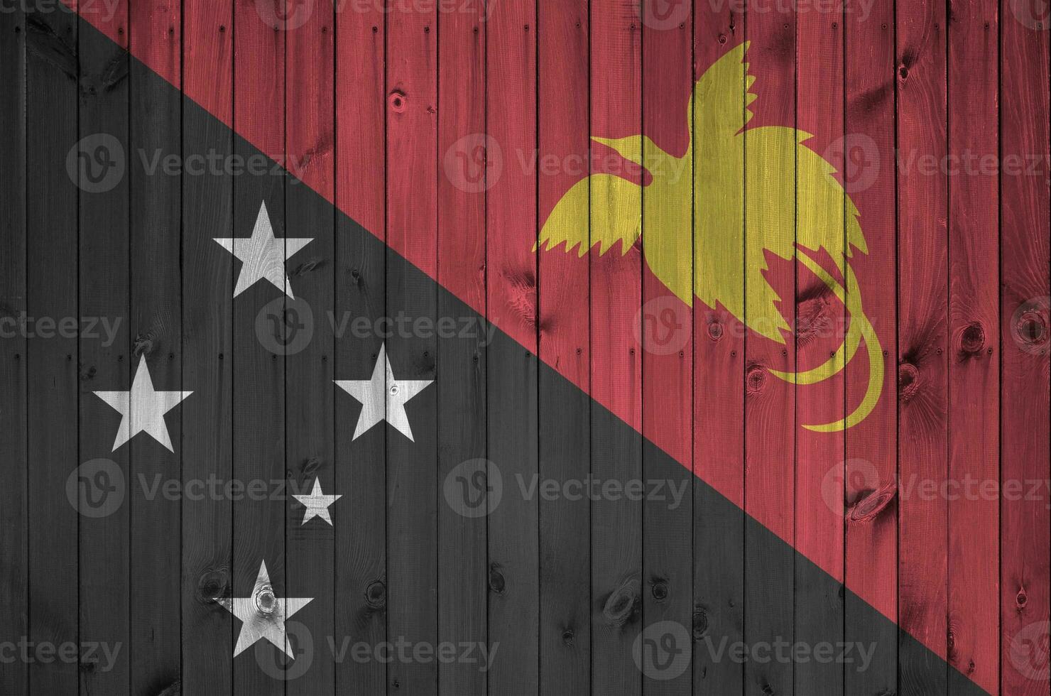Papoea nieuw Guinea vlag afgebeeld in helder verf kleuren Aan oud houten muur. getextureerde banier Aan ruw achtergrond foto
