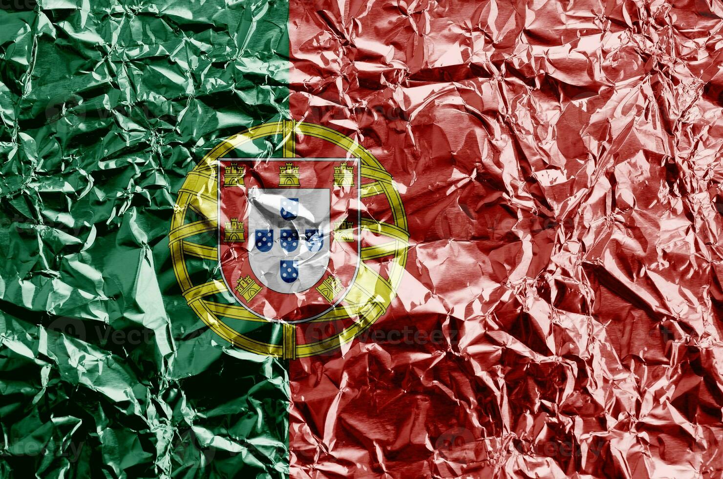 Portugal vlag afgebeeld in verf kleuren Aan glimmend verfrommeld aluminium folie detailopname. getextureerde banier Aan ruw achtergrond foto