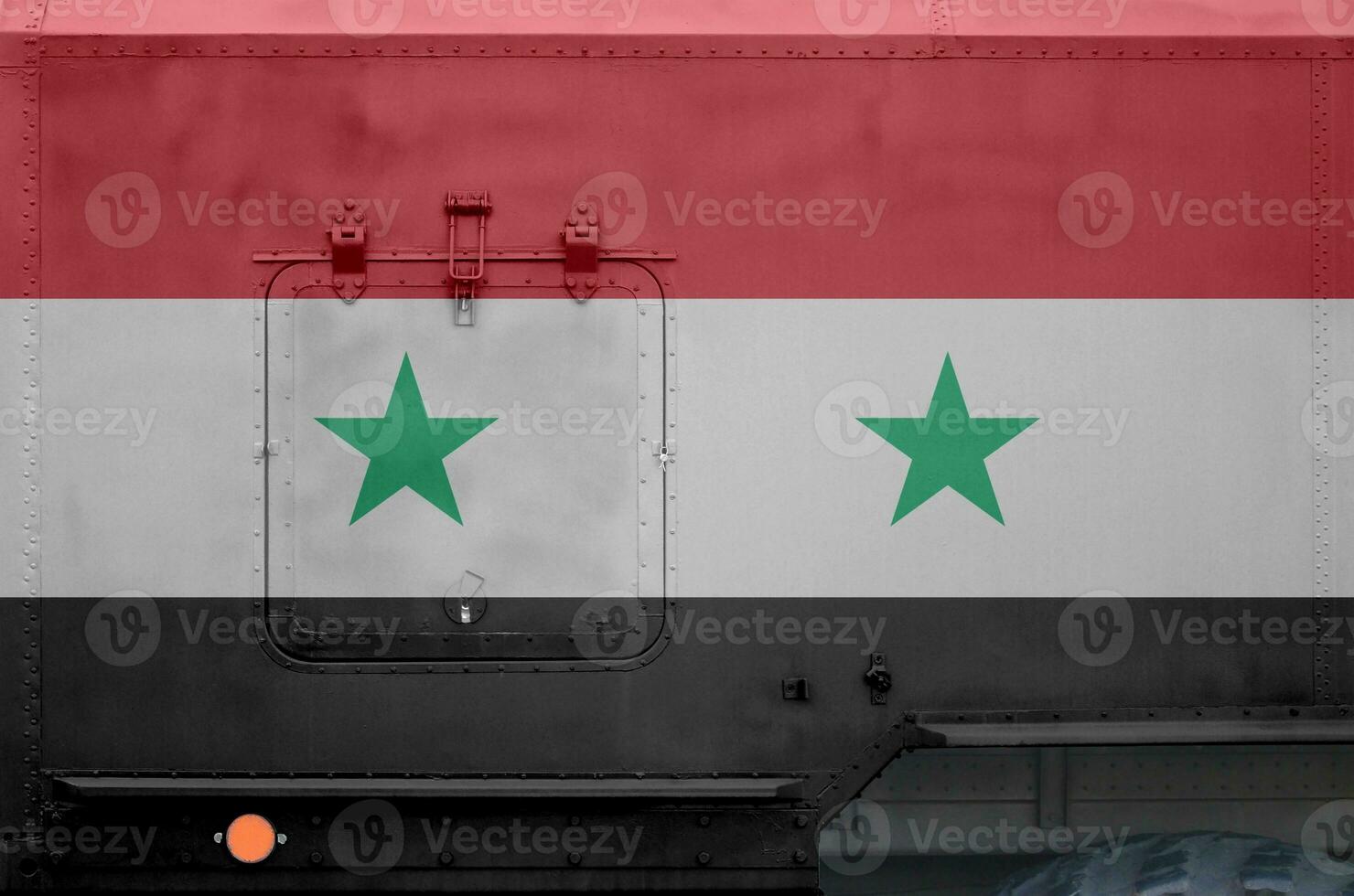 Syrië vlag afgebeeld Aan kant een deel van leger gepantserd vrachtauto detailopname. leger krachten conceptuele achtergrond foto