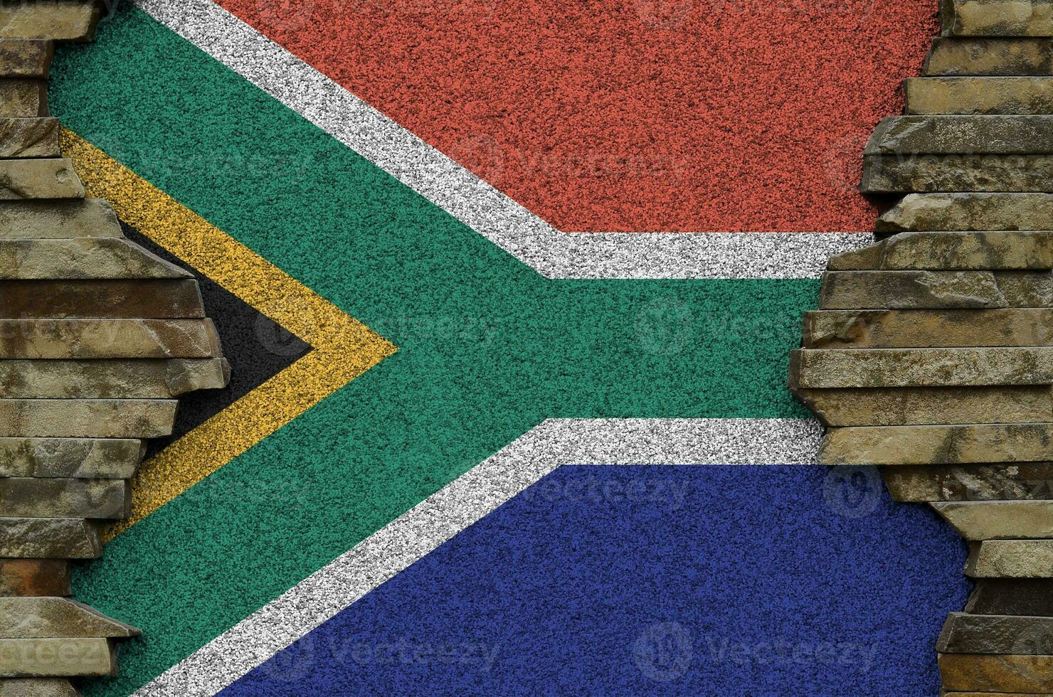 zuiden Afrika vlag afgebeeld in verf kleuren Aan oud steen muur detailopname. getextureerde banier Aan rots muur achtergrond foto