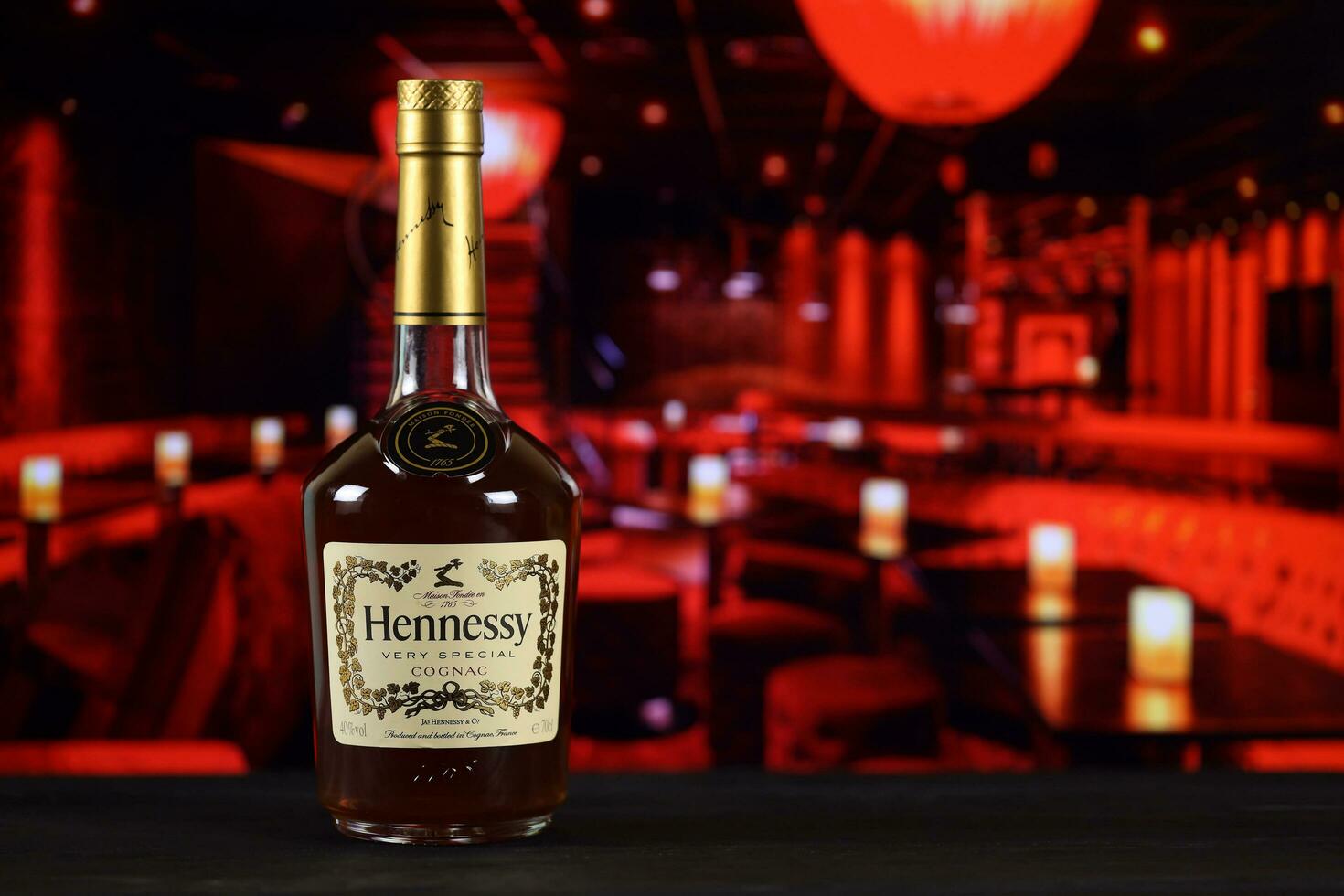 Charkov, Oekraïne - februari 14, 2021 hennessy heel speciaal cognac fles Aan houten tafel met rood bar interieur Aan achtergrond. de elite alcohol foto