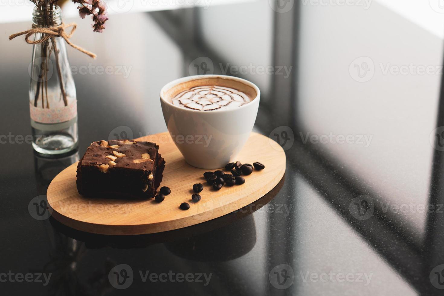 cappuccino en brownie gebakken in het café. coffeeshopconcept foto