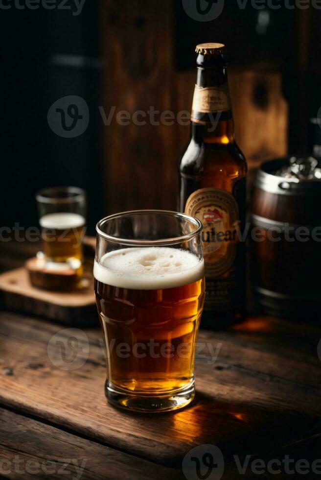 foto van glas bier en snacks met fles in achtergrond in bar