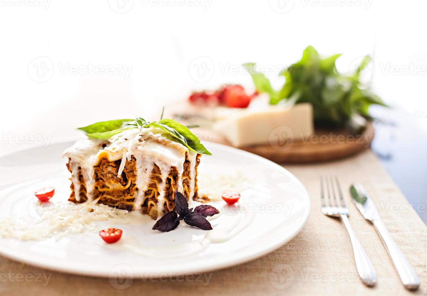 lasagne en basilicum foto