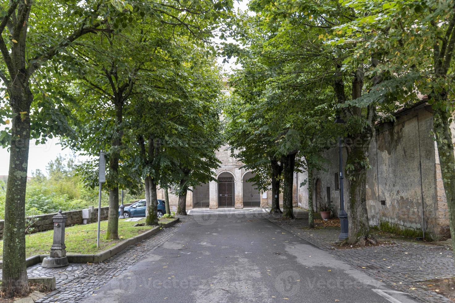 kerk van san bernardo in het dorp nepi foto