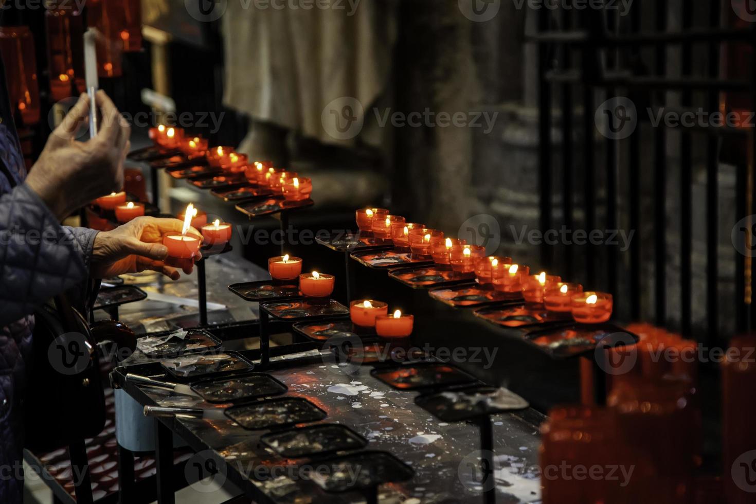 wax kaarsen in een kerk foto