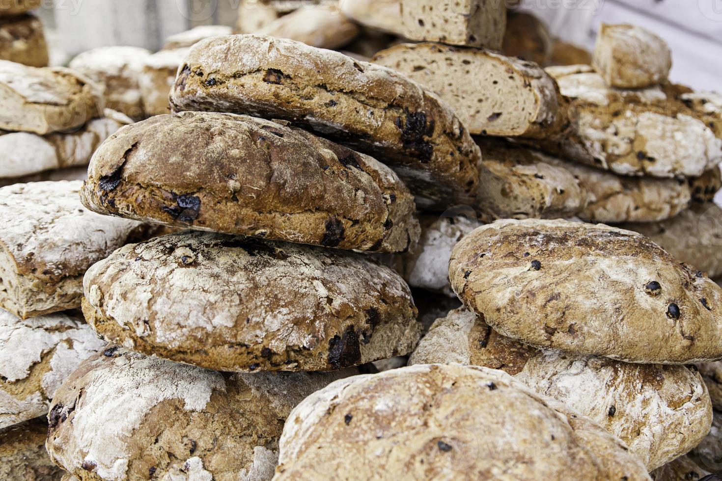 ambachtelijk brood in een oude markt foto