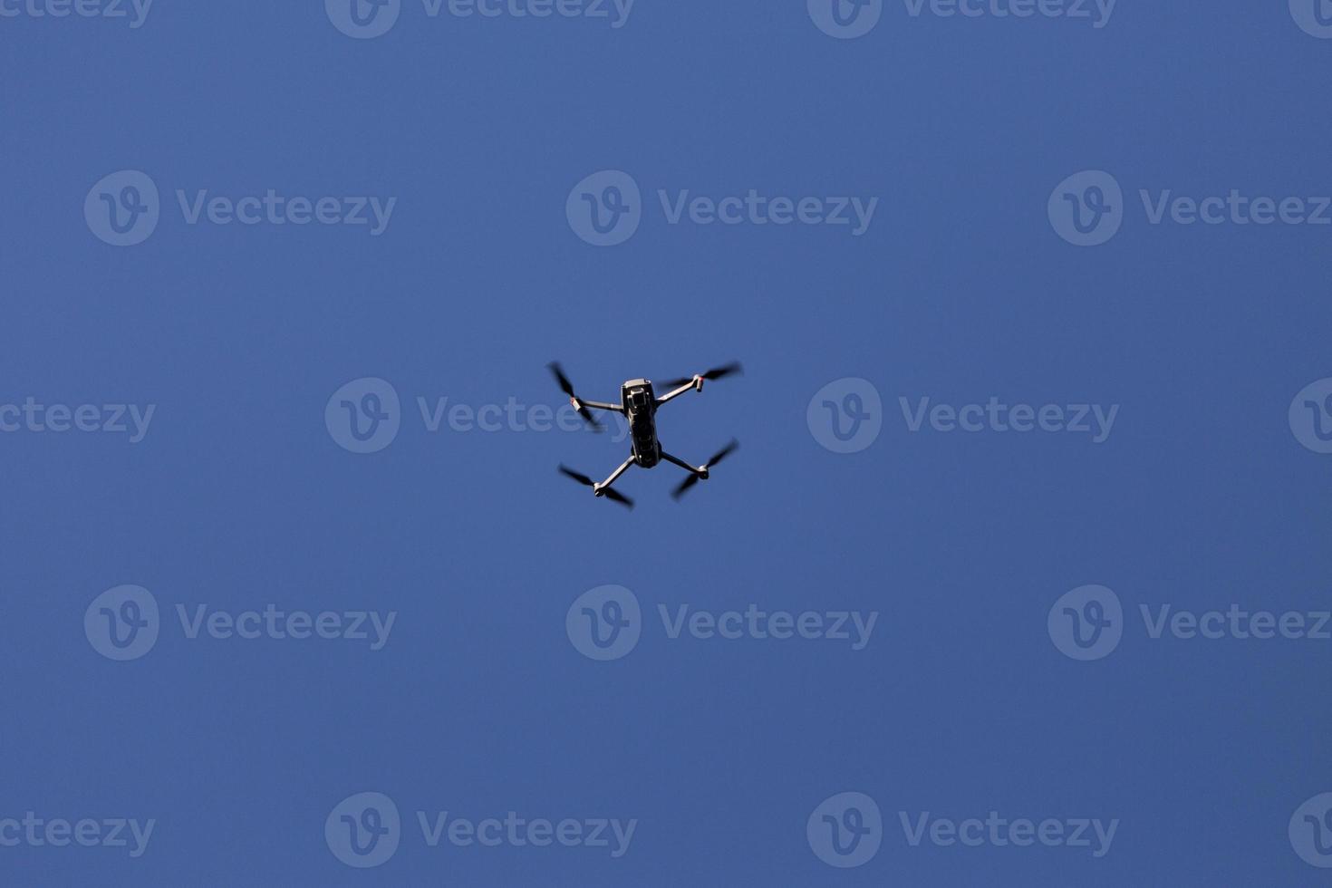 drone vliegt in moncayo, aragon en castilla y leon, spanje foto