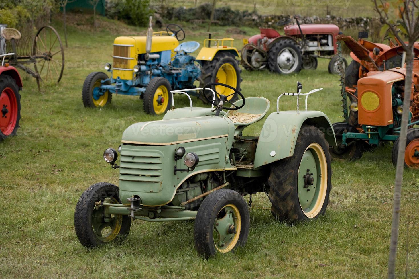 oude tractoren op het franse platteland foto