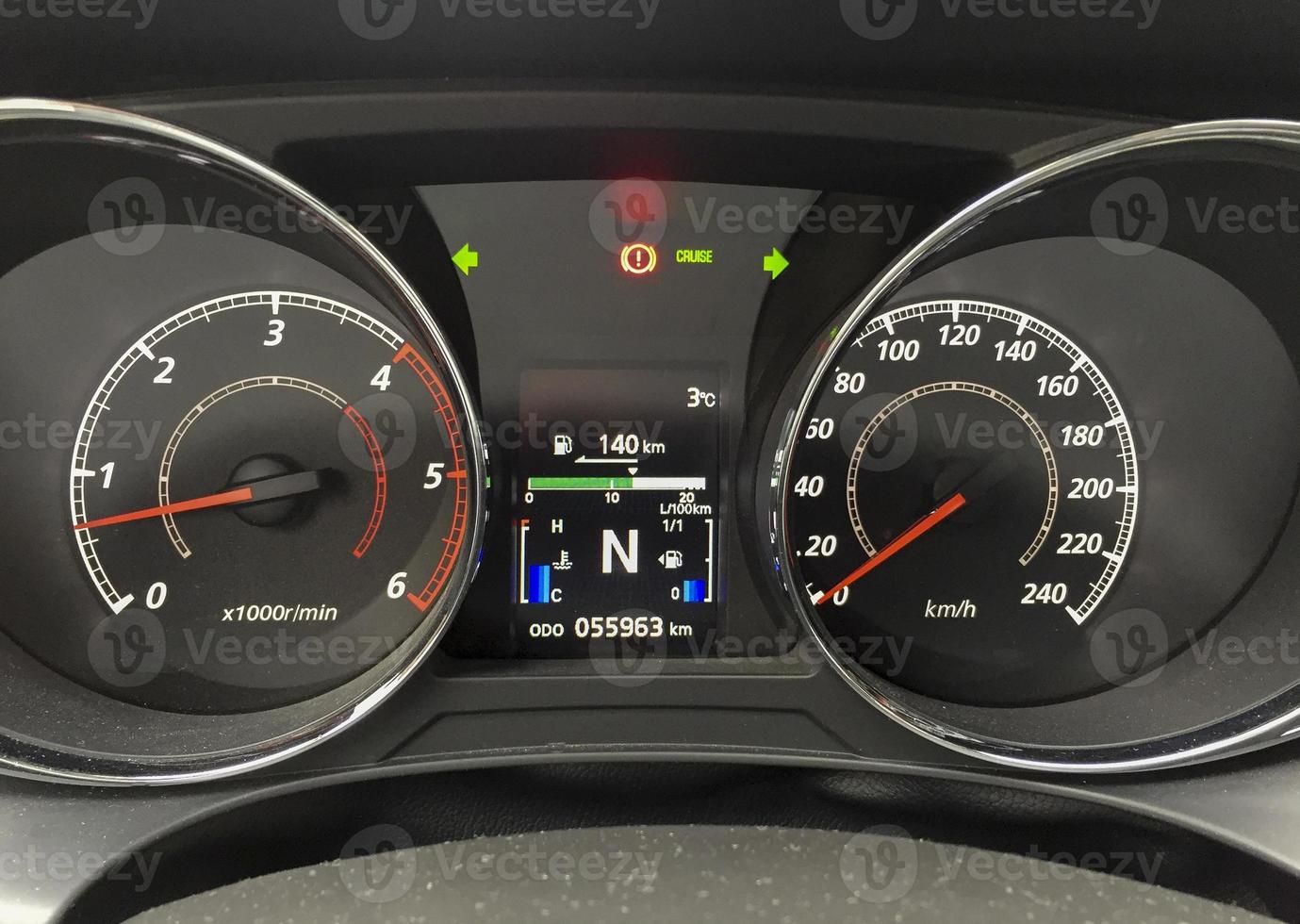 zicht op de visuele instrumenten op het dashboard van een modern voertuig foto