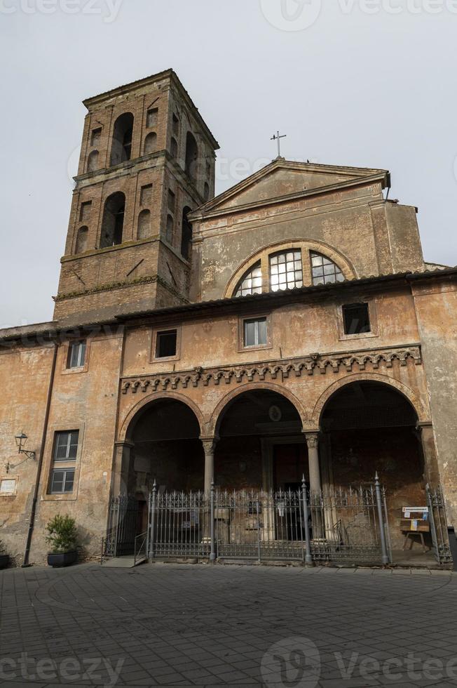 kathedraal van het dorp nepi, italië, 2020 foto