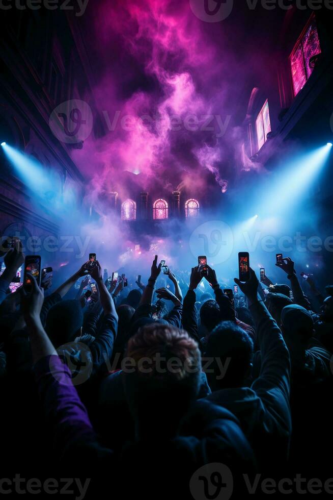 stadium verlichting schijnend naar beneden van de bovenkant, veel mensen Holding hun mobiel telefoon flash, dansen in blauw en Purper. ai generatief foto