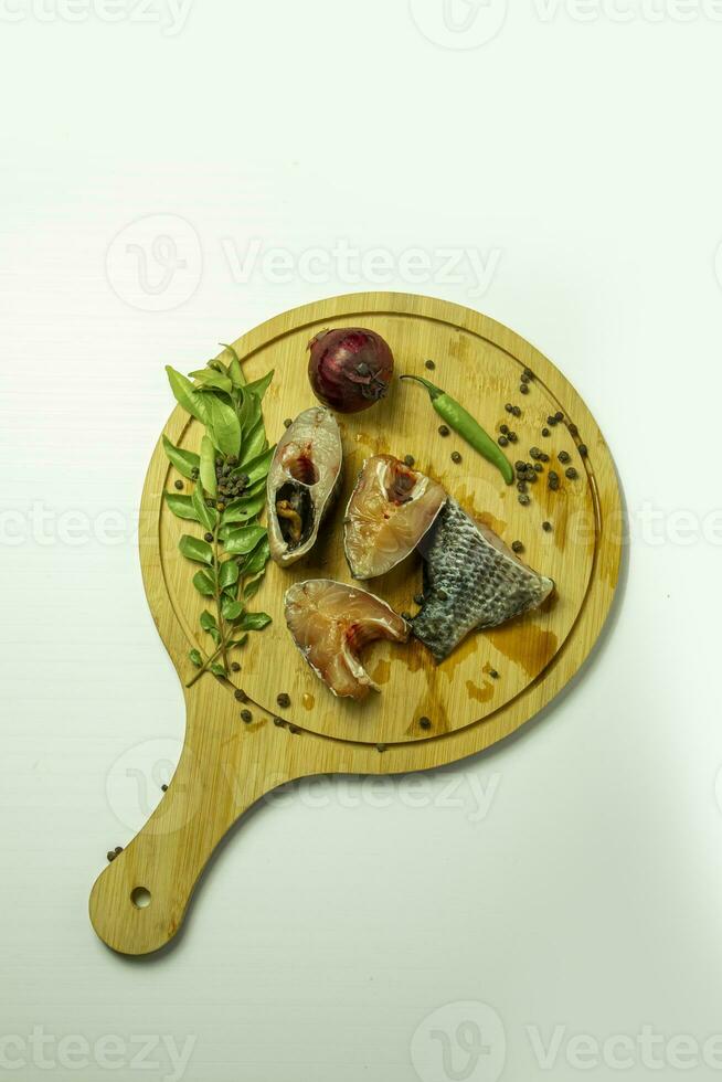 haring filet met specerijen Aan een houten snijdend bord Aan een wit achtergrond, top visie foto
