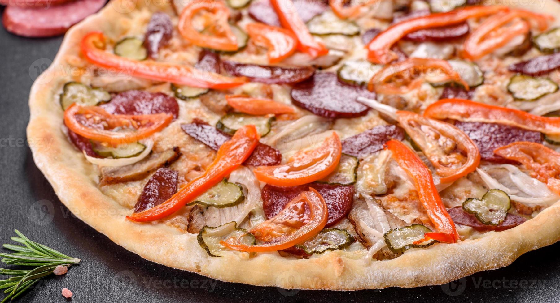 verse heerlijke pizza gemaakt in een haardoven met worst, peper en tomaten foto