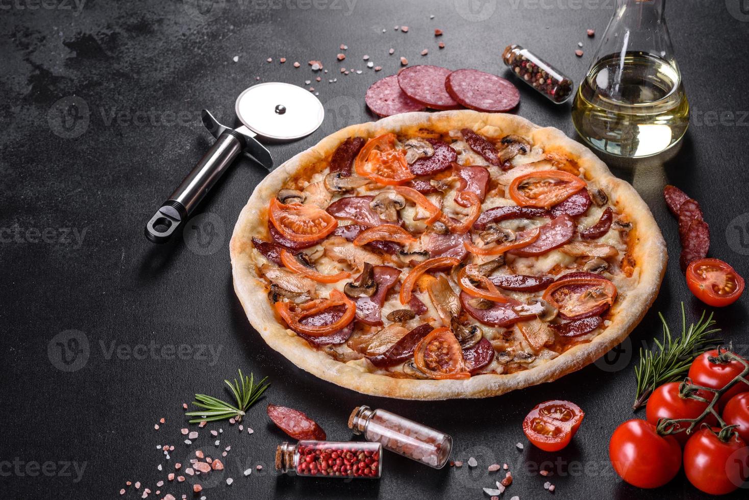 verse heerlijke pizza gemaakt in een haardoven met worst, peper en tomaten foto