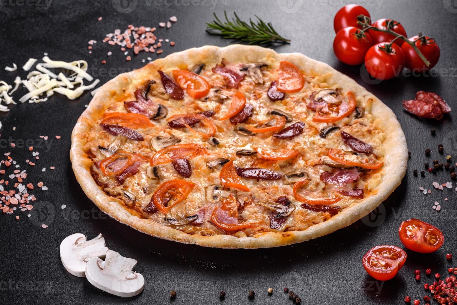 verse heerlijke pizza gemaakt in een haardoven met tomaten, worst en champignons foto