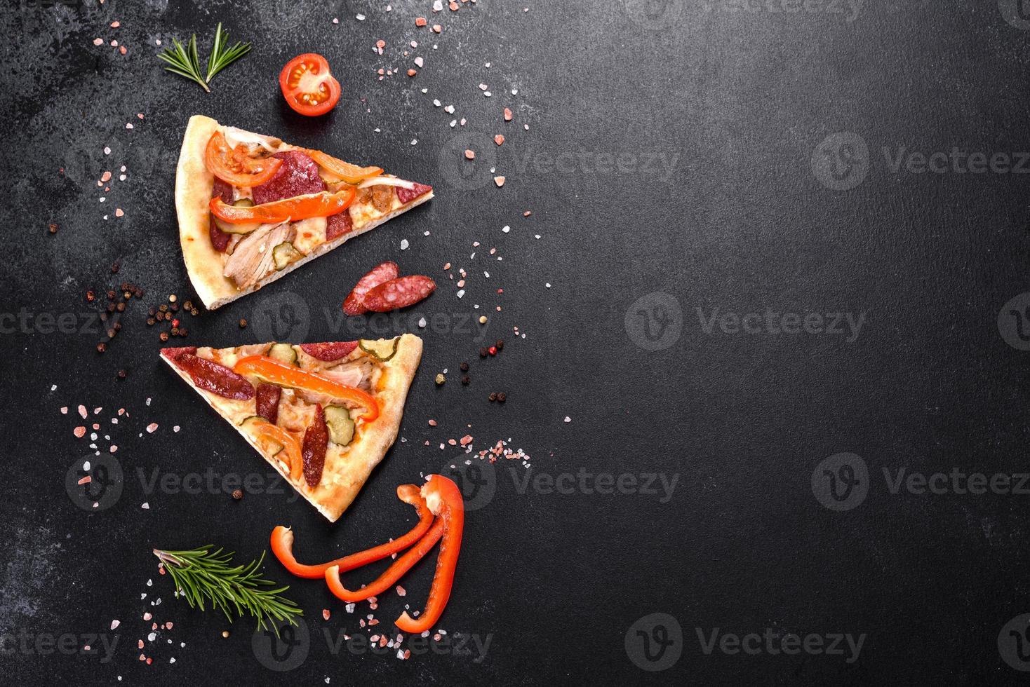 verse heerlijke pizza gemaakt in een haardoven met worst, peper en tomaten foto