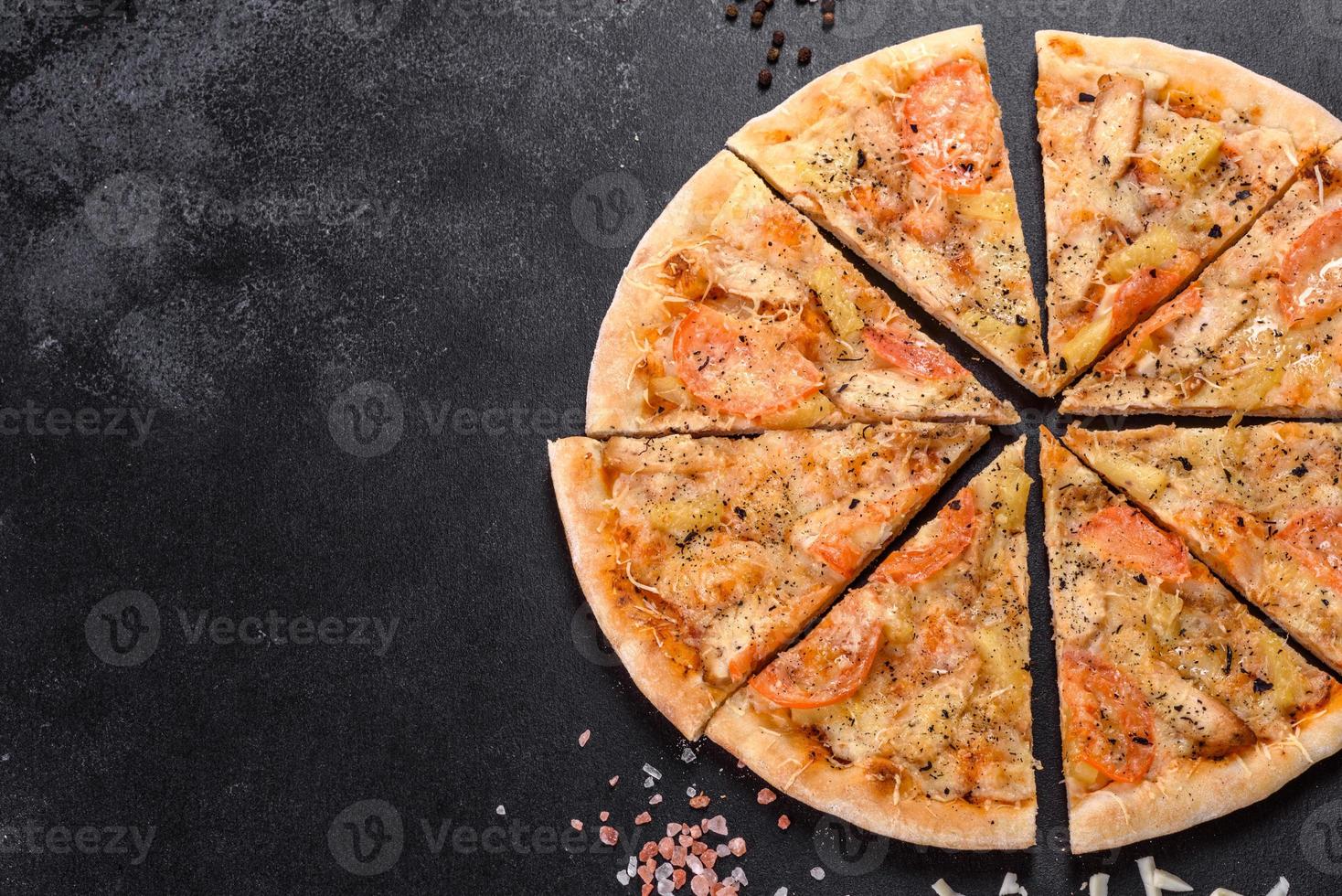 verse heerlijke pizza gemaakt in een haardoven met garnalenmosselen en andere zeevruchten foto