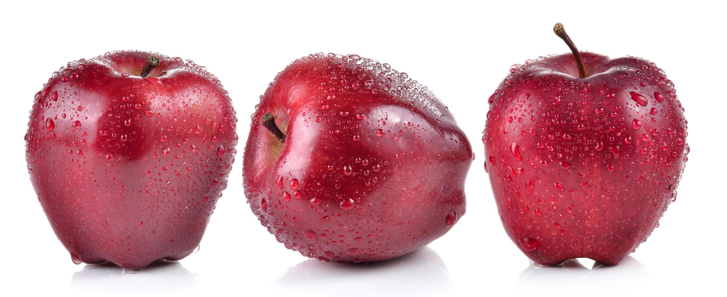 rode appel met waterdruppels op witte achtergrond foto