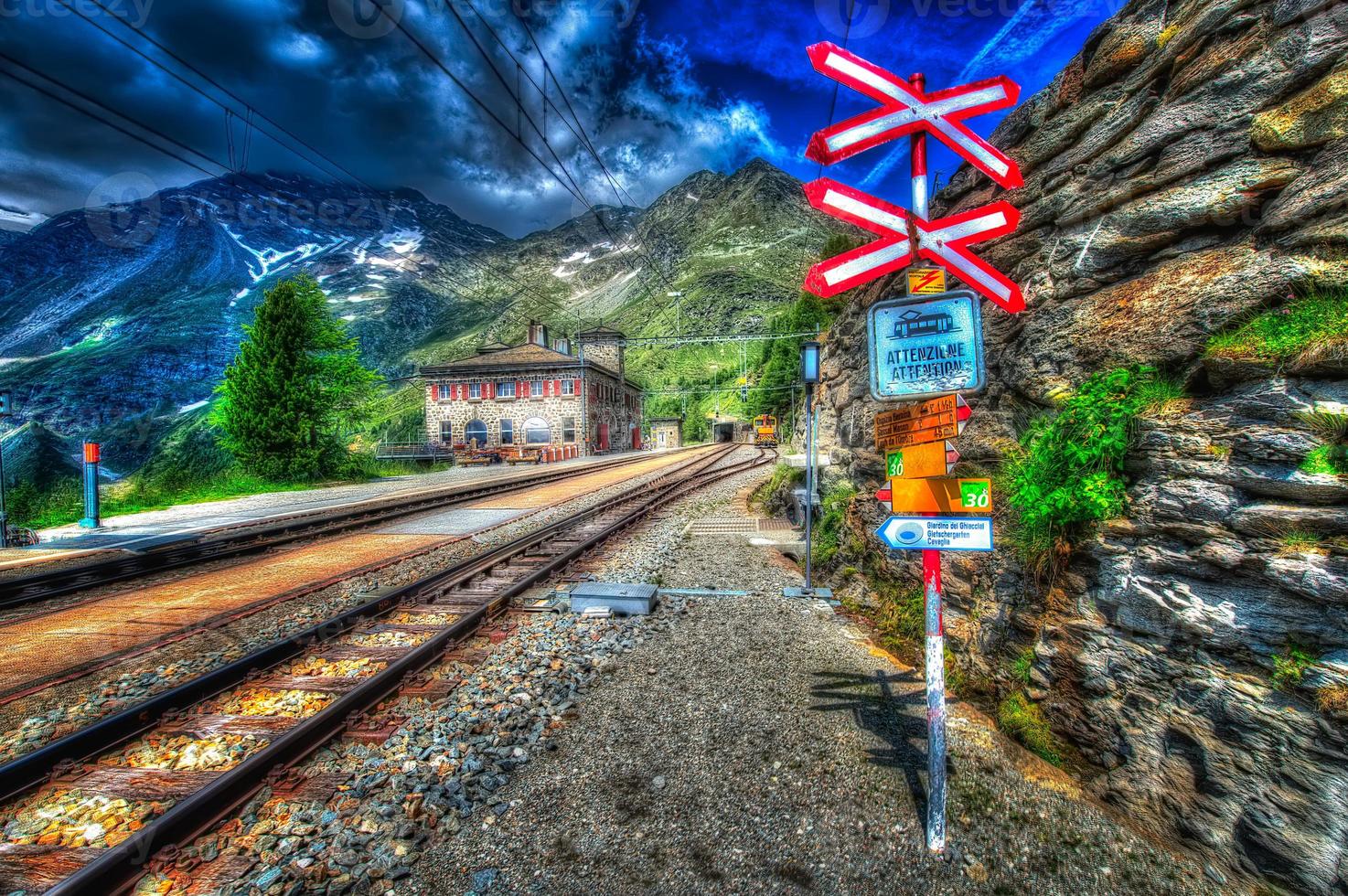 het treinstation in de Zwitserse berg foto