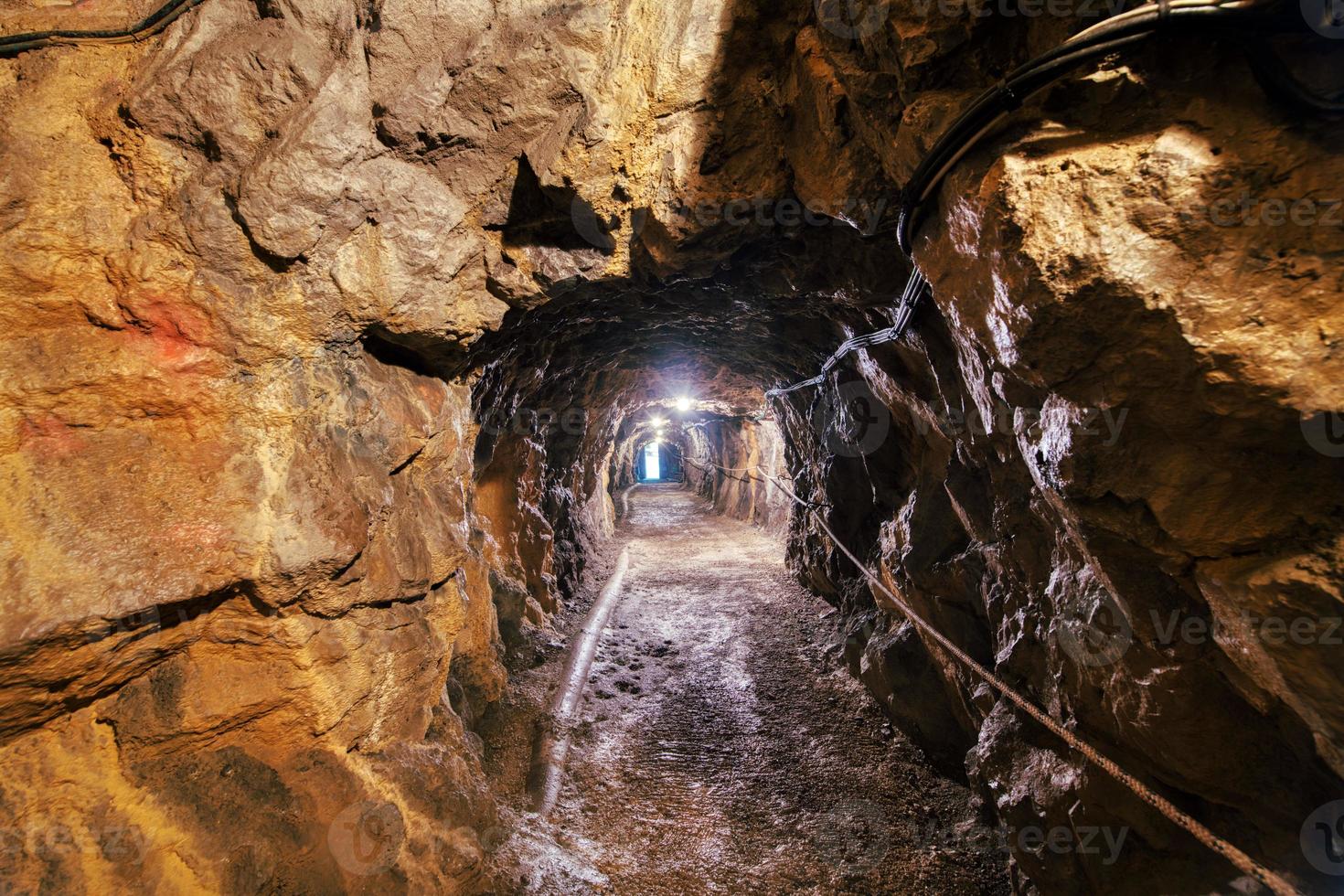 verlichting in kalksteen toeristische grotten in de brembana vallei bergamo italië foto