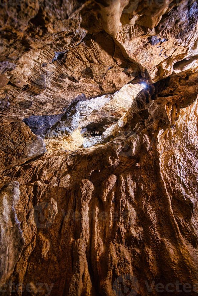 kalksteen in ondergrondse grotten die door speleologen worden bezocht foto