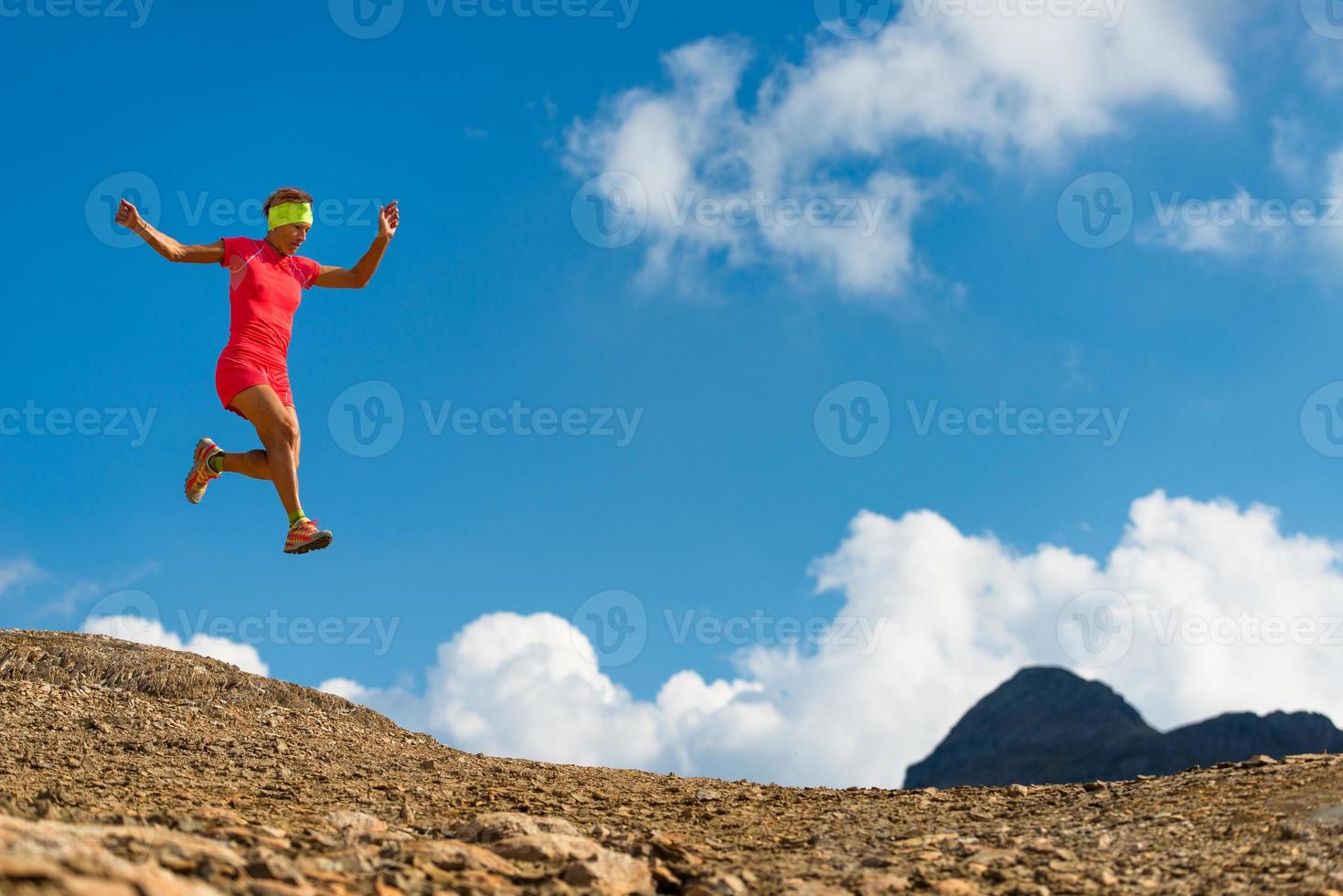 meisje atleet springt tijdens het hardlopen foto