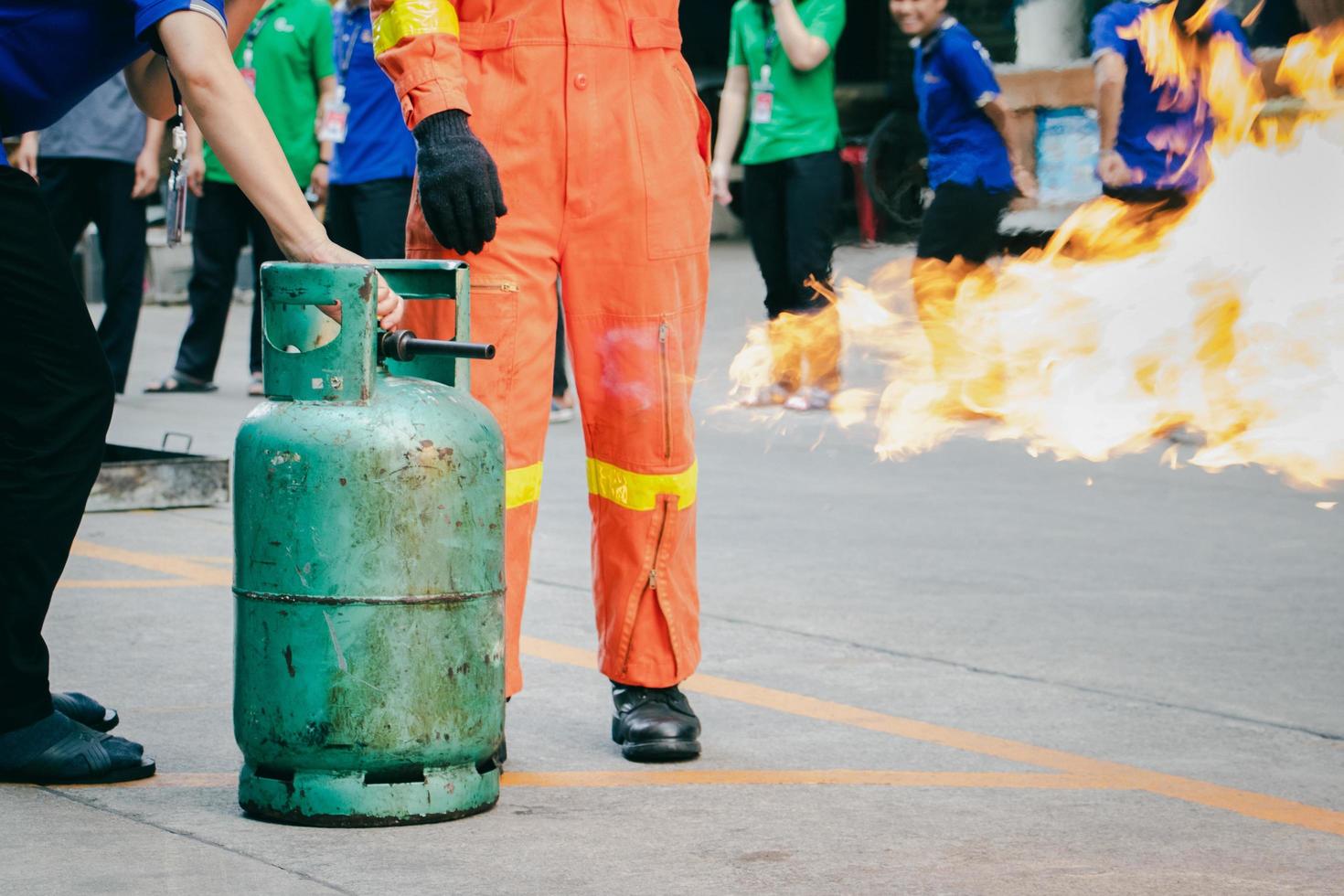 werknemers brandbestrijdingstraining, zet de gastankklep die ontsteekt uit. foto