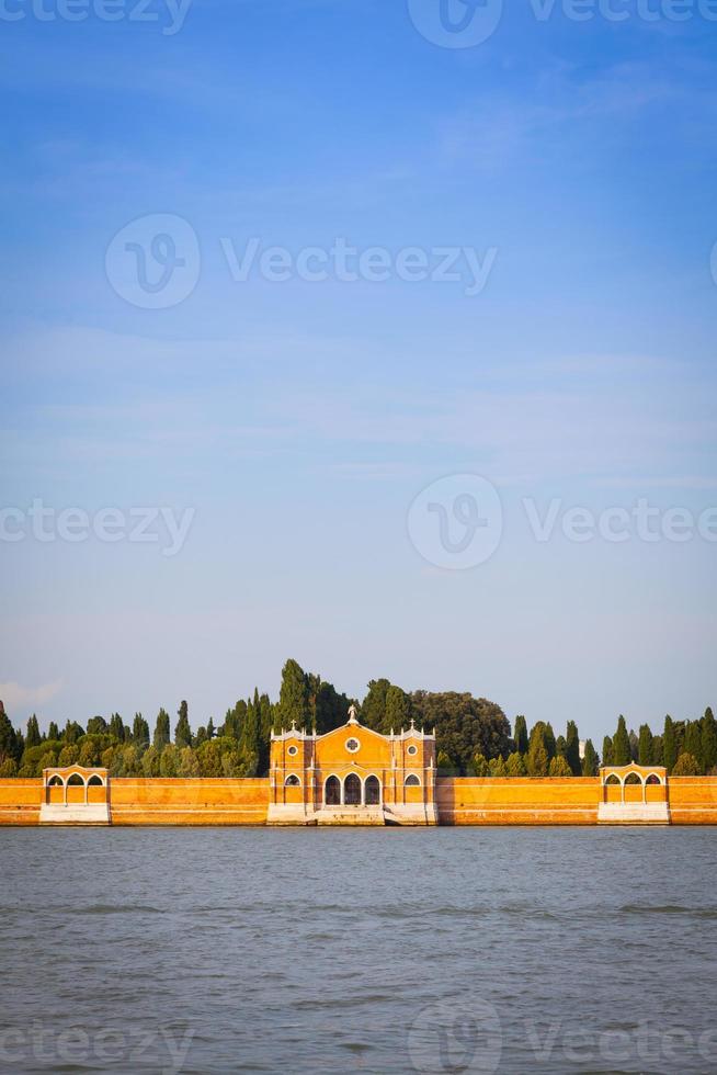 venetië begraafplaats van san michele vanaf de waterkant foto