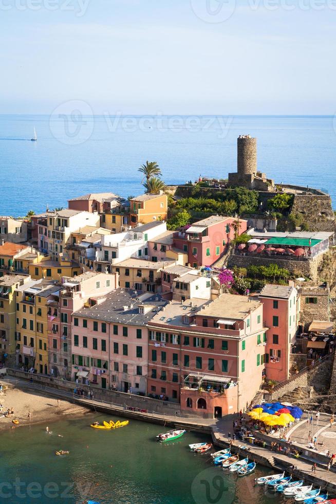 vernazza in cinque terre, italië - zomer 2016 - uitzicht vanaf de heuvel foto