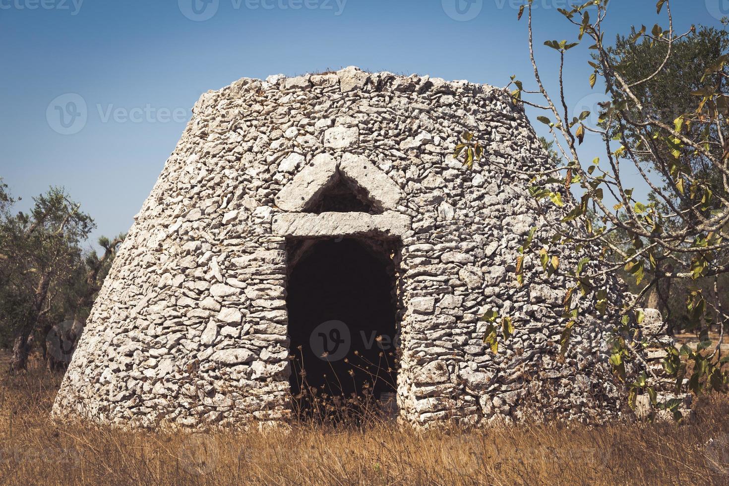 regio Puglia, Italië. traditioneel pakhuis gemaakt van steen foto