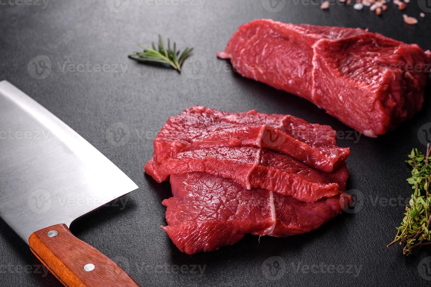 vers rauw rundvlees om heerlijke sappige steak te maken met specerijen en kruiden foto