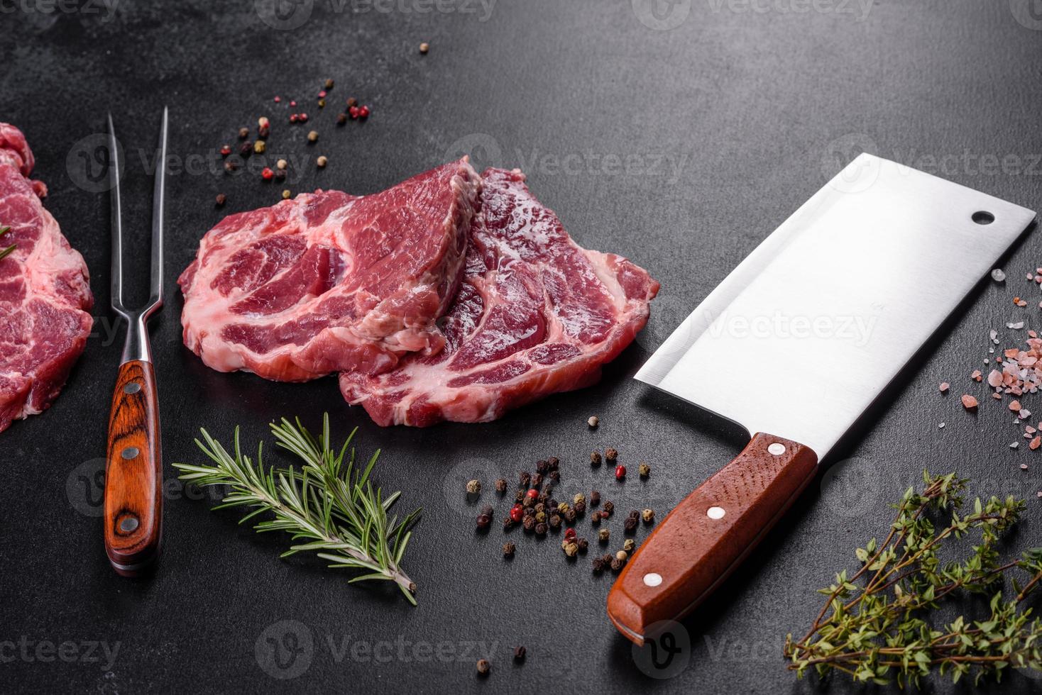 vers rauw rundvlees om heerlijke sappige steak te maken met specerijen en kruiden foto