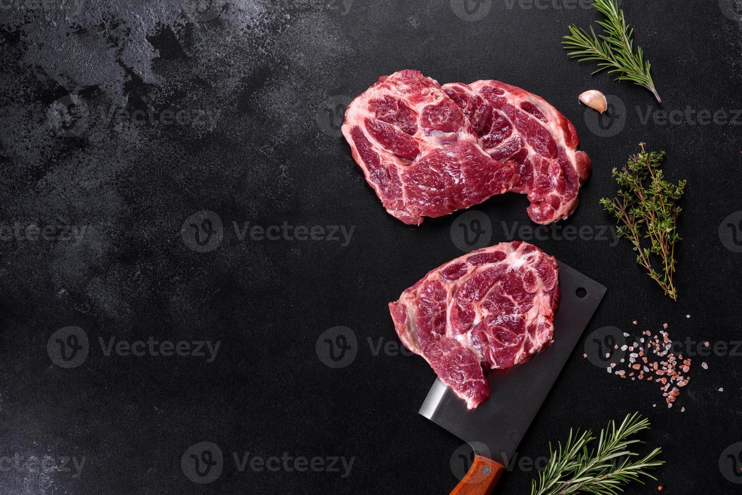 vers rauw rundvlees om heerlijke sappige steak te maken met specerijen en kruiden foto