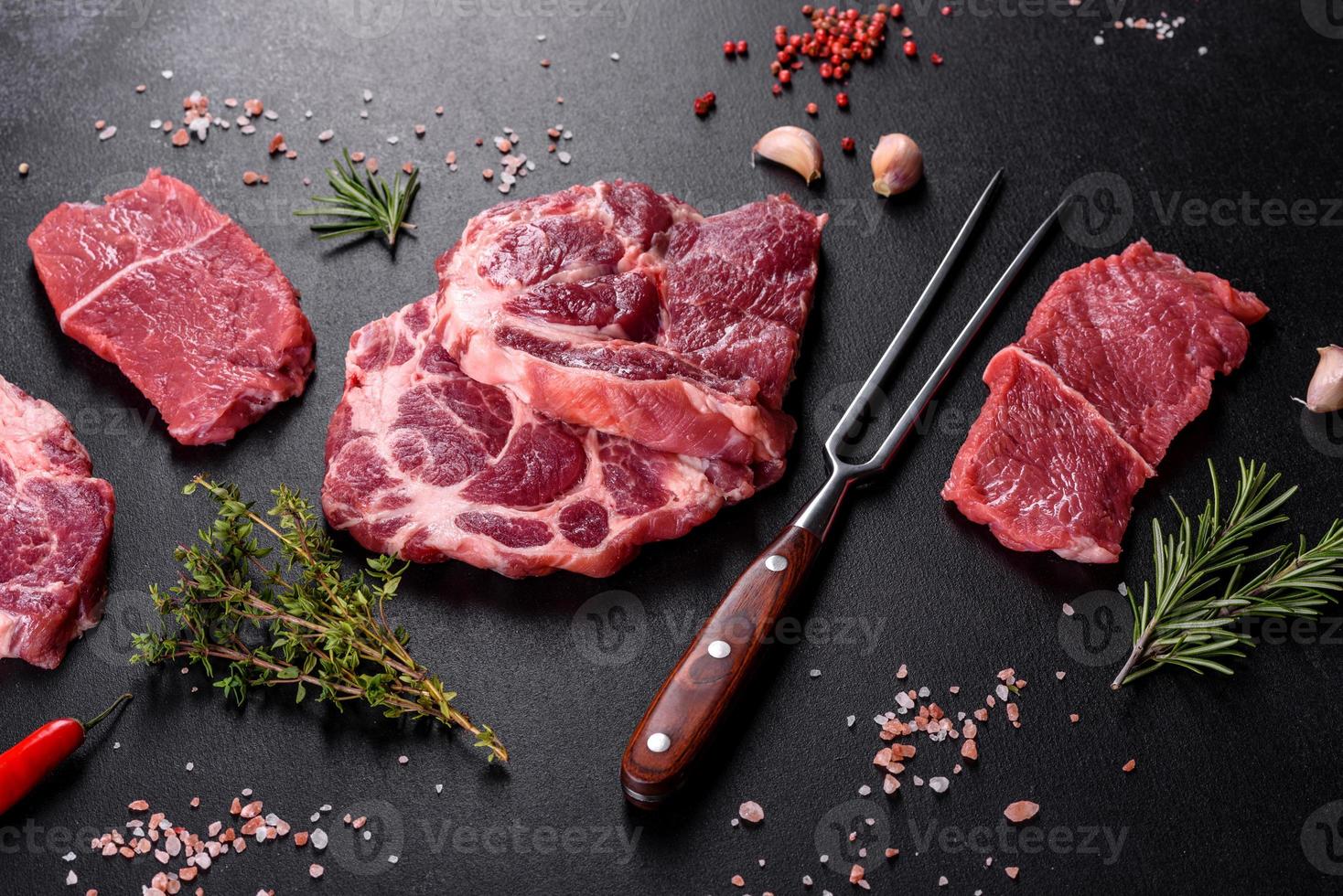 vers rauw rundvlees om heerlijke sappige steak te maken met specerijen en kruiden foto