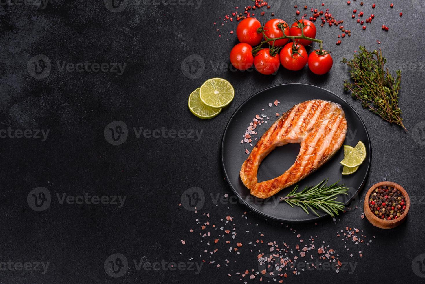 vers gekookt heerlijke zalm steak met specerijen en kruiden gebakken op een grill foto