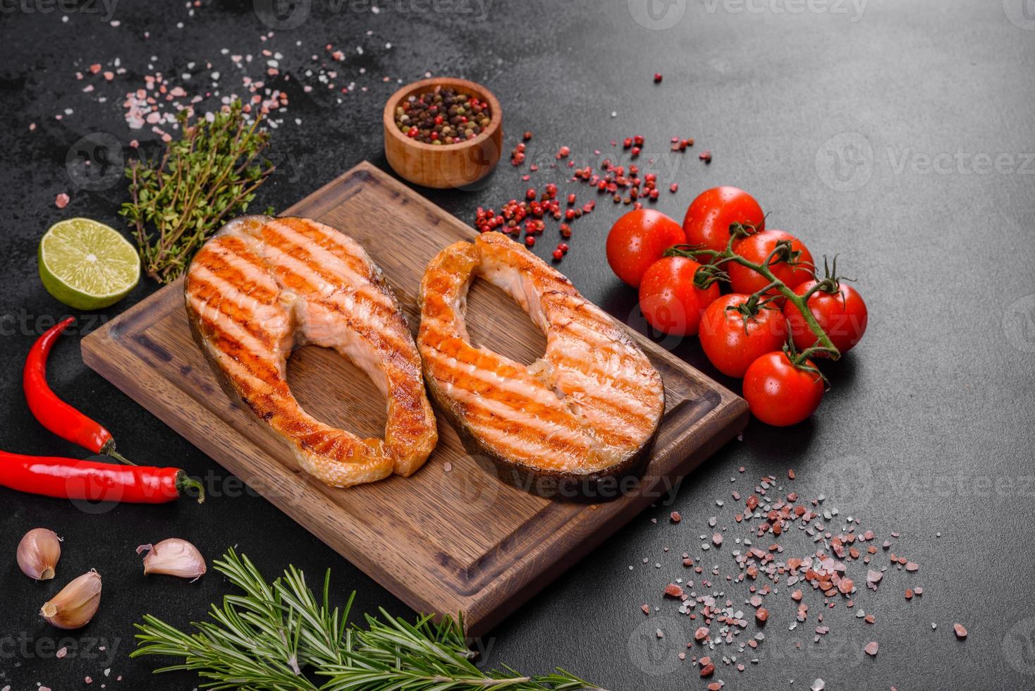 vers gekookt heerlijke zalm steak met specerijen en kruiden gebakken op een grill foto