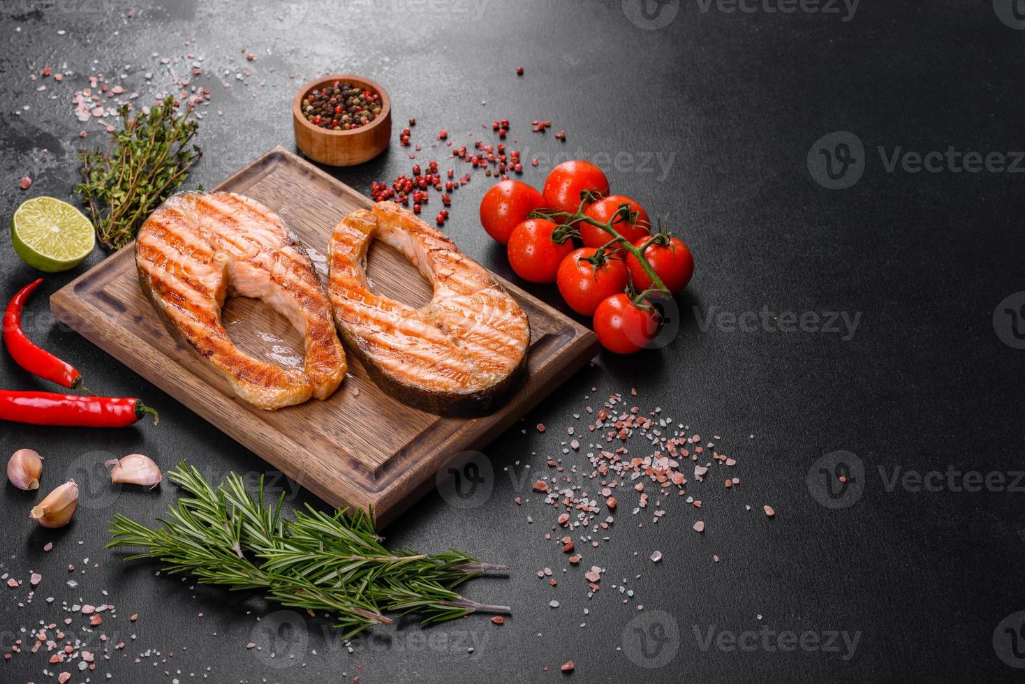 vers gekookt heerlijke zalm steak met specerijen en kruiden gebakken op een grill foto