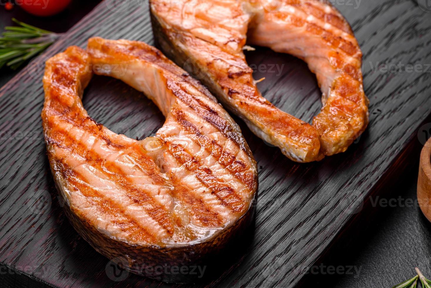 vers gekookt heerlijke zalm steak met specerijen en kruiden gebakken op een grill foto