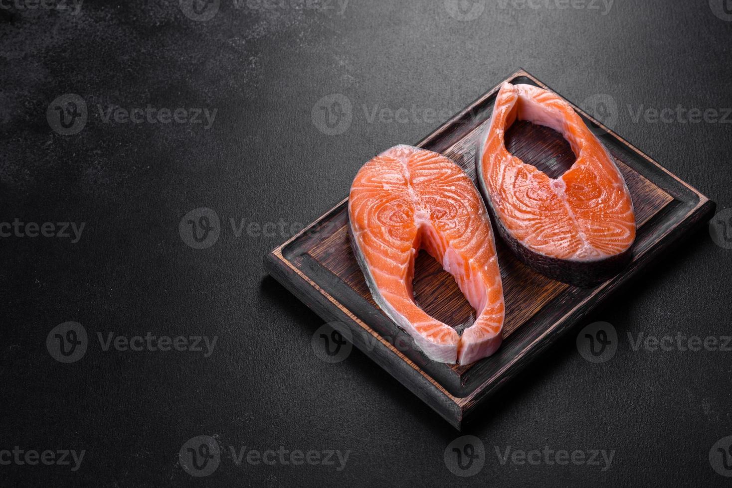 verse rauwe zalm steak met specerijen en kruiden bereid voor gegrild bakken foto