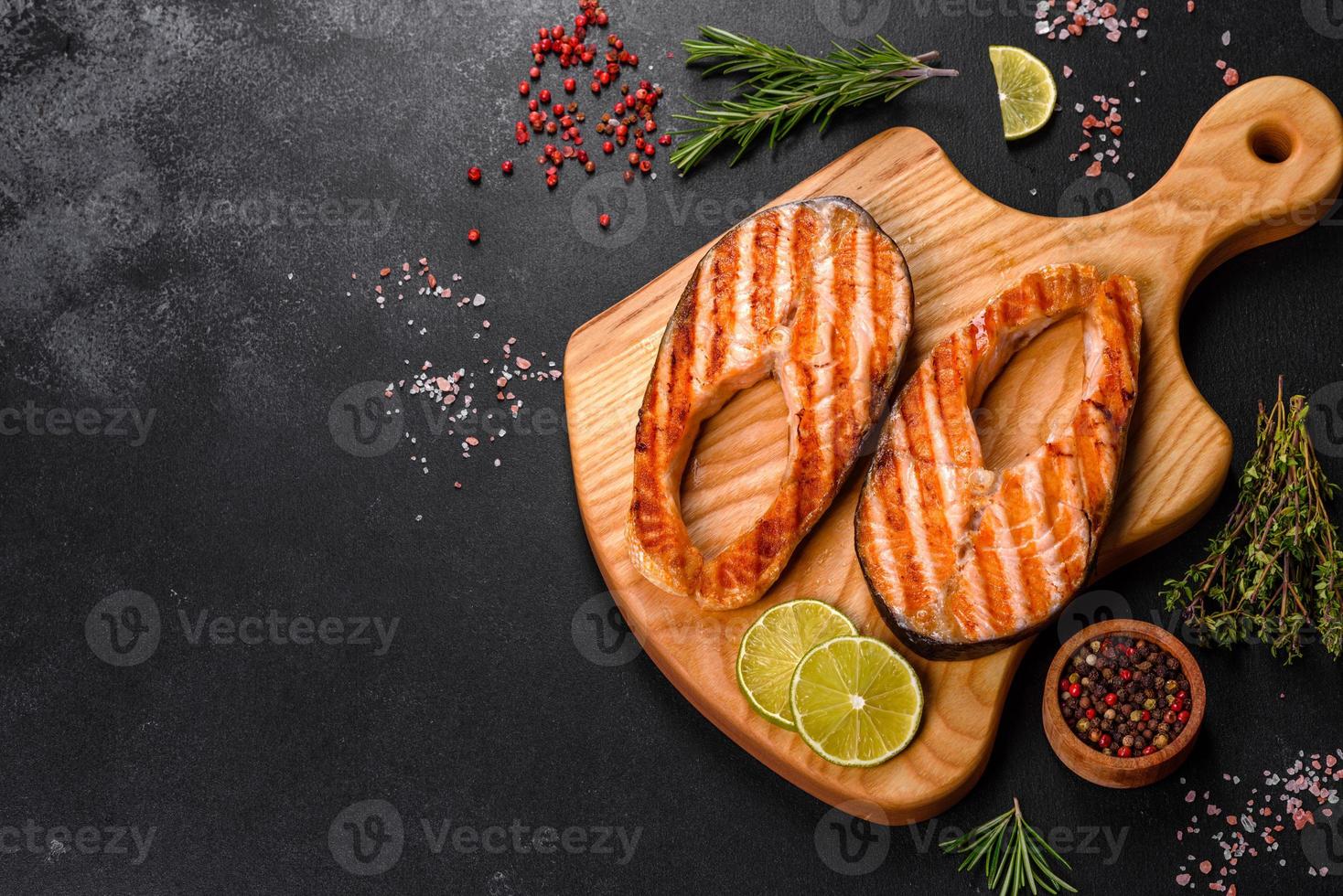 vers gekookt heerlijke zalm steak met specerijen en kruiden gebakken op een grill foto