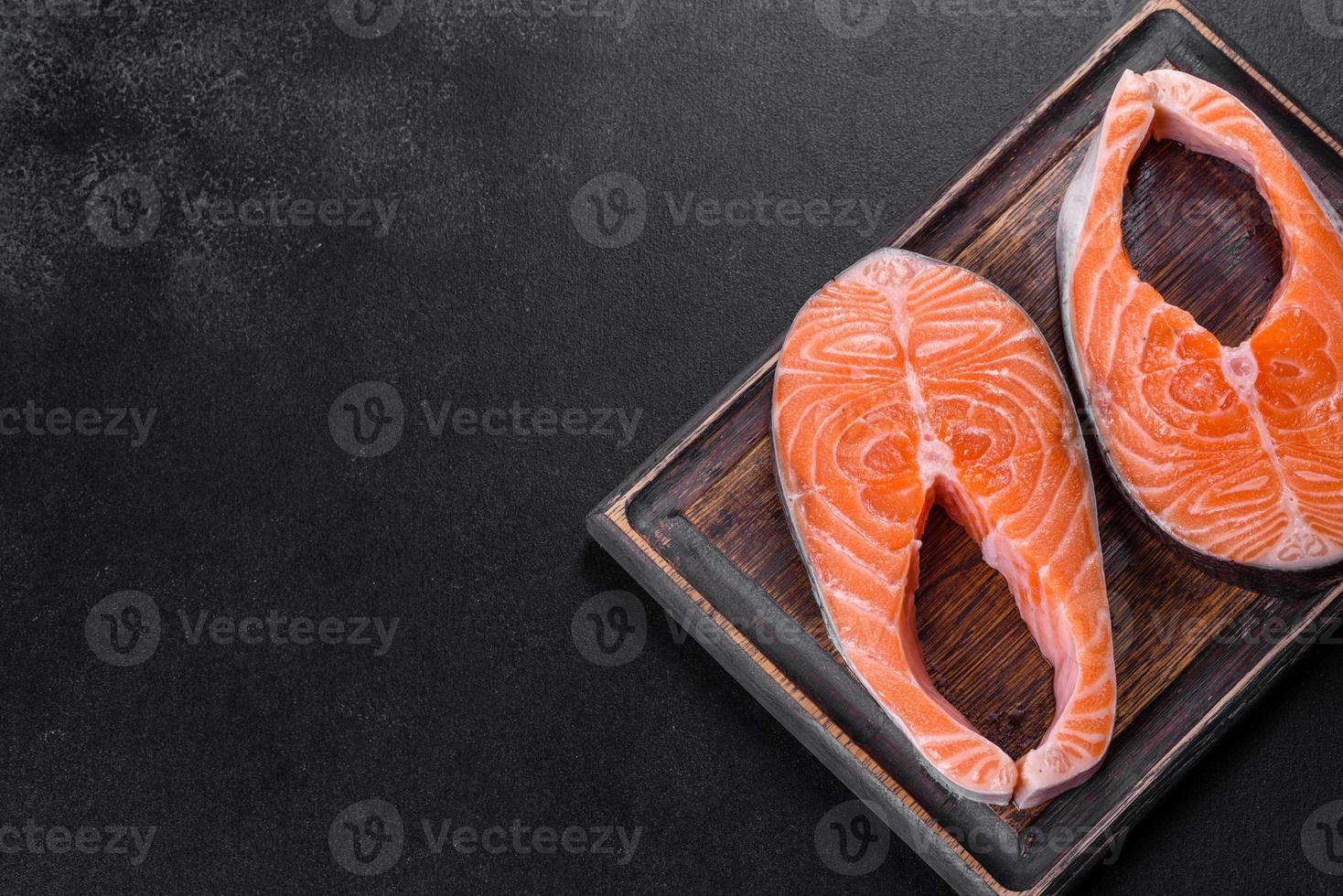 verse rauwe zalm steak met specerijen en kruiden bereid voor gegrild bakken foto