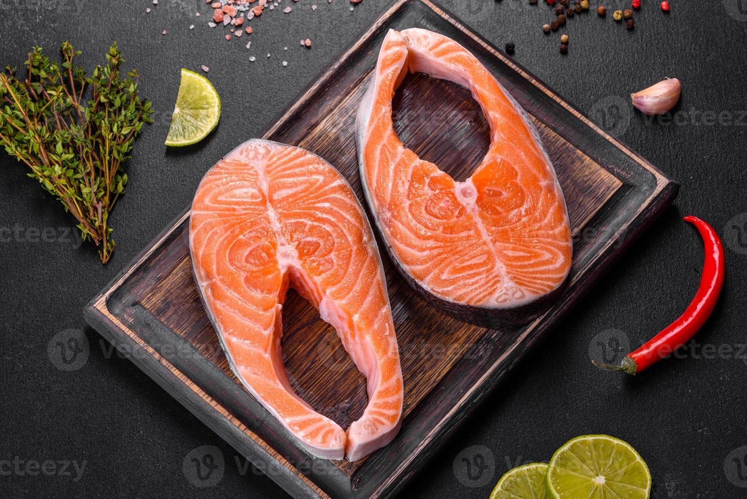 verse rauwe zalm steak met specerijen en kruiden bereid voor gegrild bakken foto