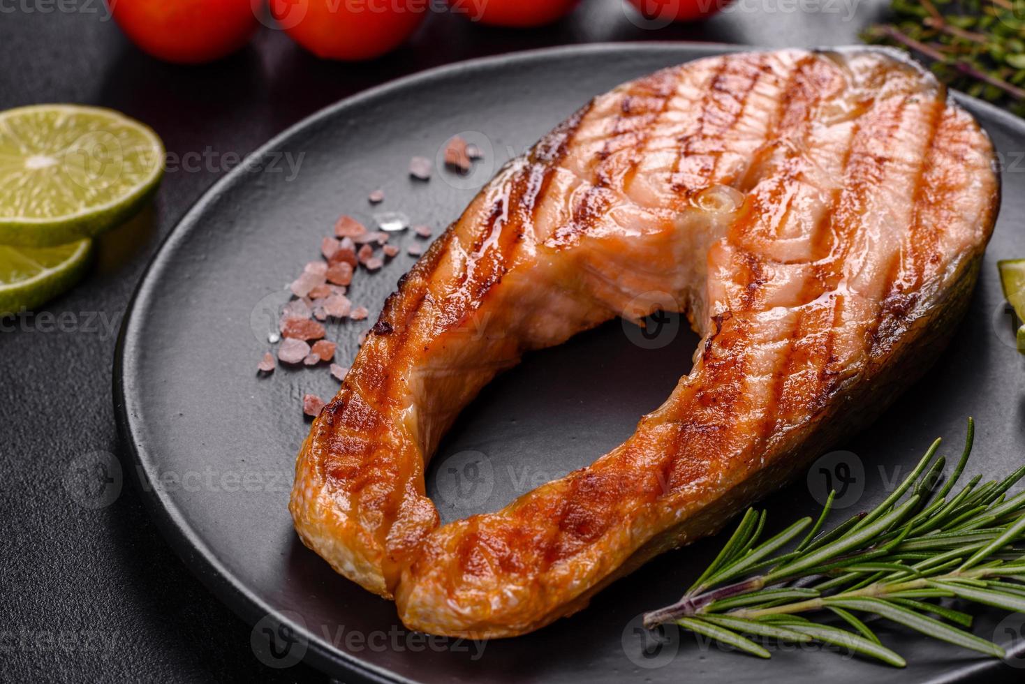 vers gekookt heerlijke zalm steak met specerijen en kruiden gebakken op een grill foto