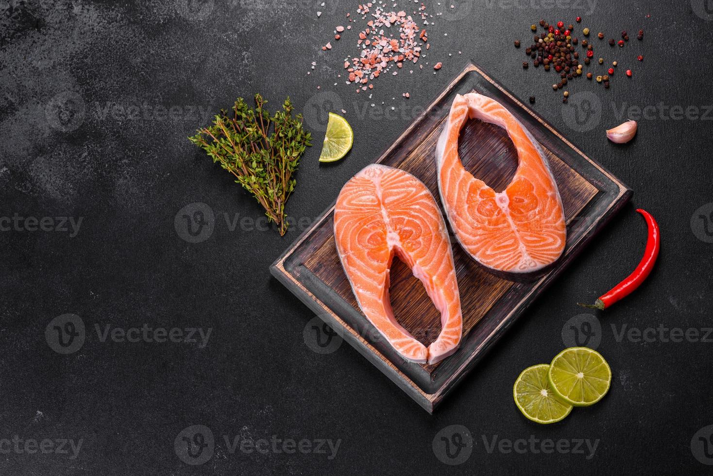 verse rauwe zalm steak met specerijen en kruiden bereid voor gegrild bakken foto