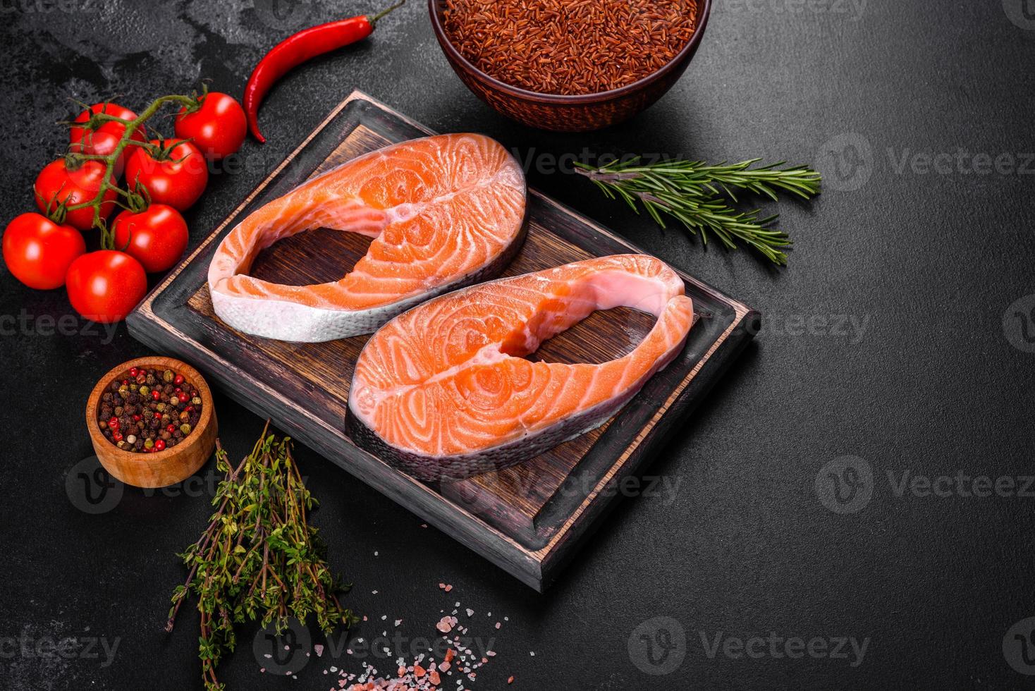 verse rauwe zalm steak met specerijen en kruiden bereid voor gegrild bakken foto