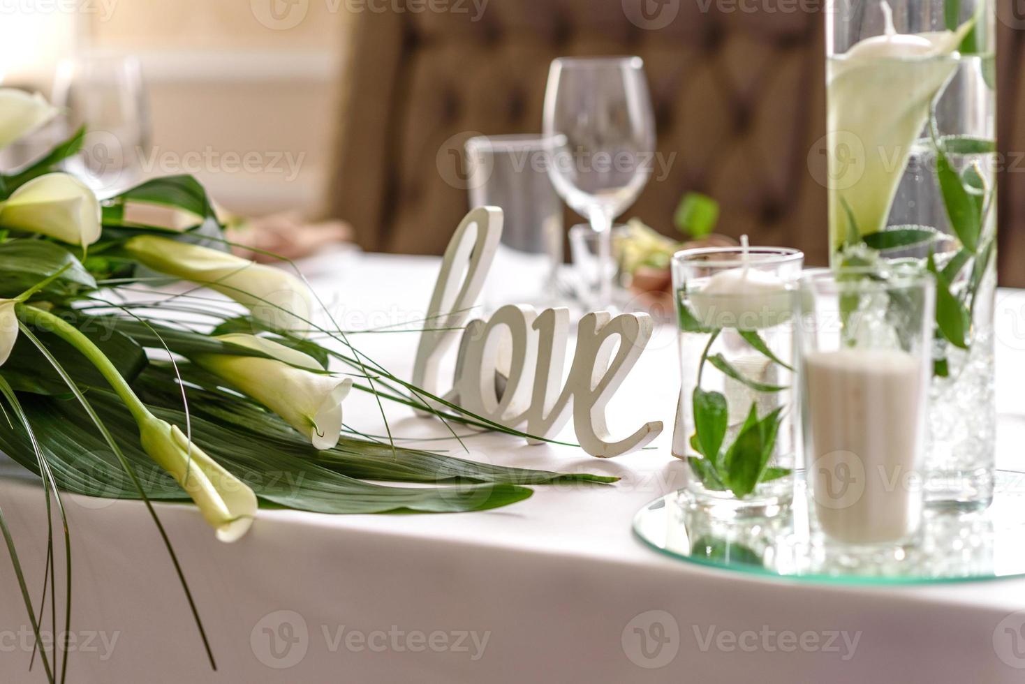 mooie decoratie van de huwelijksvakantie met bloemen en groen met bloemistdecoratie foto