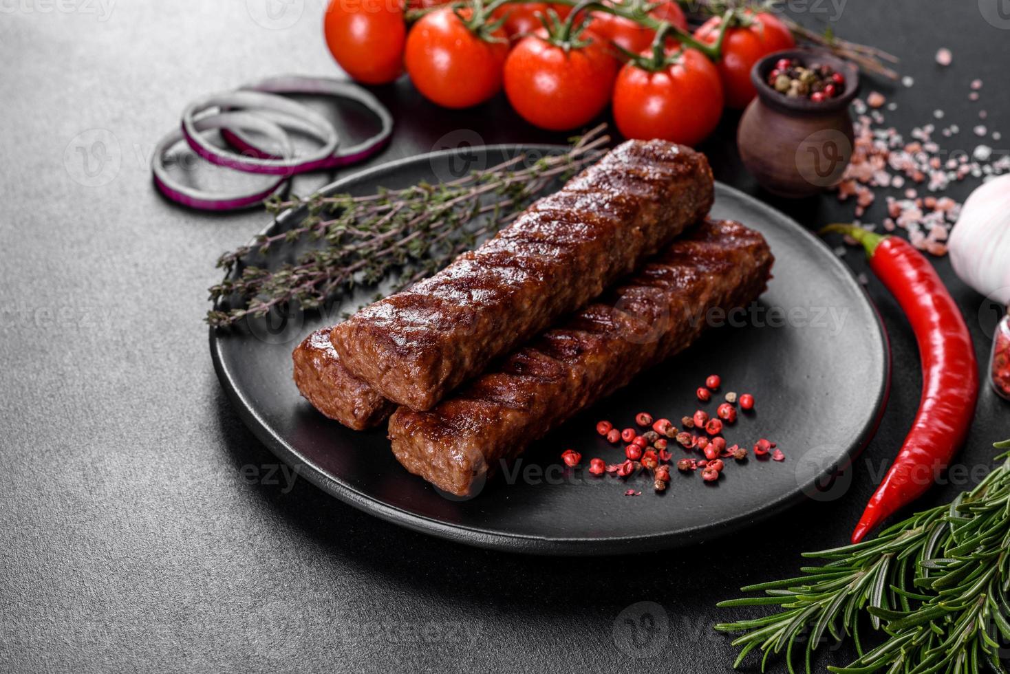 verse smakelijke kebab gegrild met specerijen en kruiden foto